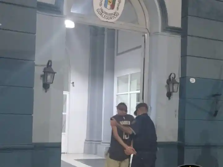 Un hombre quiso robar un Vento y como no pudo, más tarde intentó forzar un Ford: lo detuvo la policía