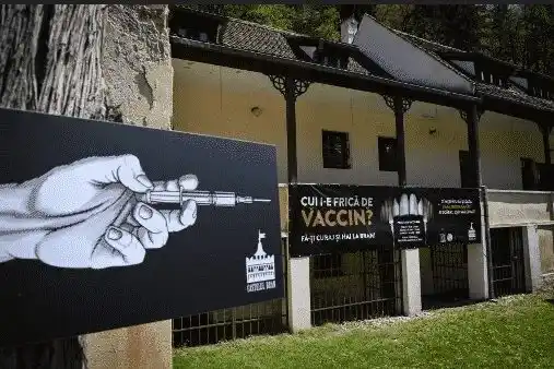 En el castillo de Drácula cuidan a la población. Foto AFP