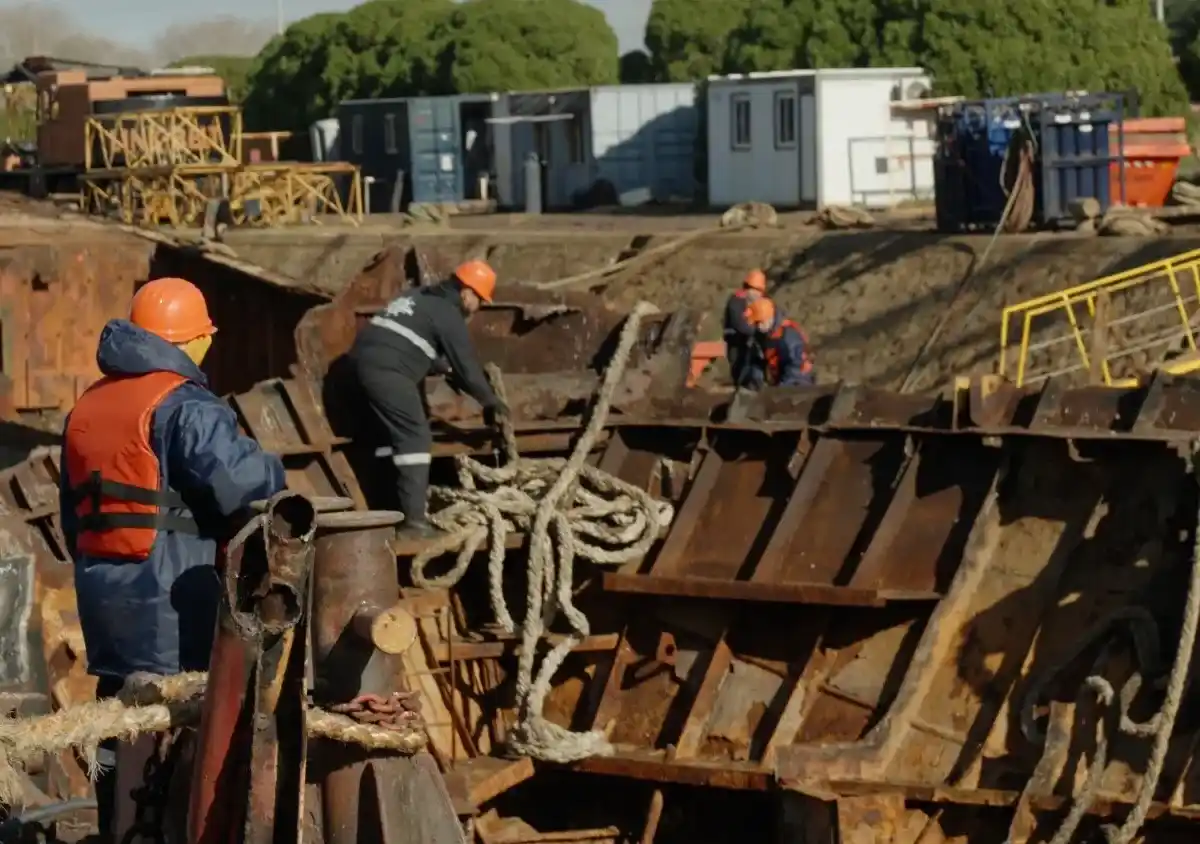 En la zona portuaria, se sigue trabajando en el desguace de buques abandonados. Foto: Prensa Consorcio Portuario