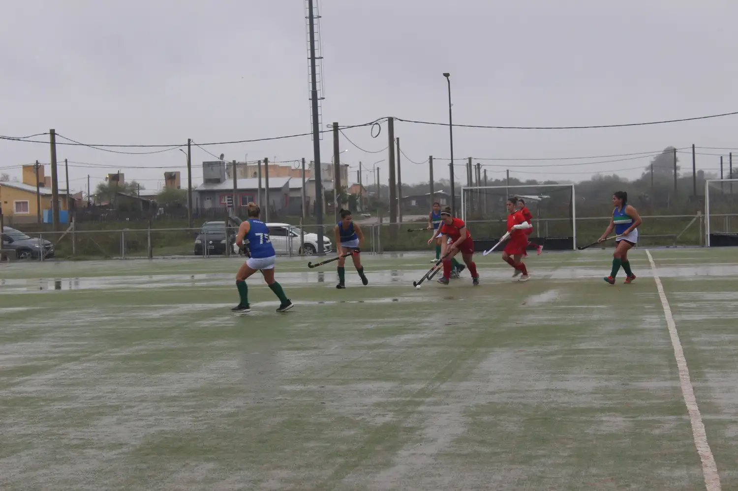 Bajo una intensa lluvia y en un terreno con mucha agua, Independiente enfrente a CDP de Concepción del Uruguay,