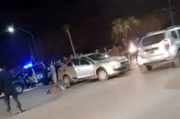 Peritos e investigadores trabajan en la escena del violento suceso.