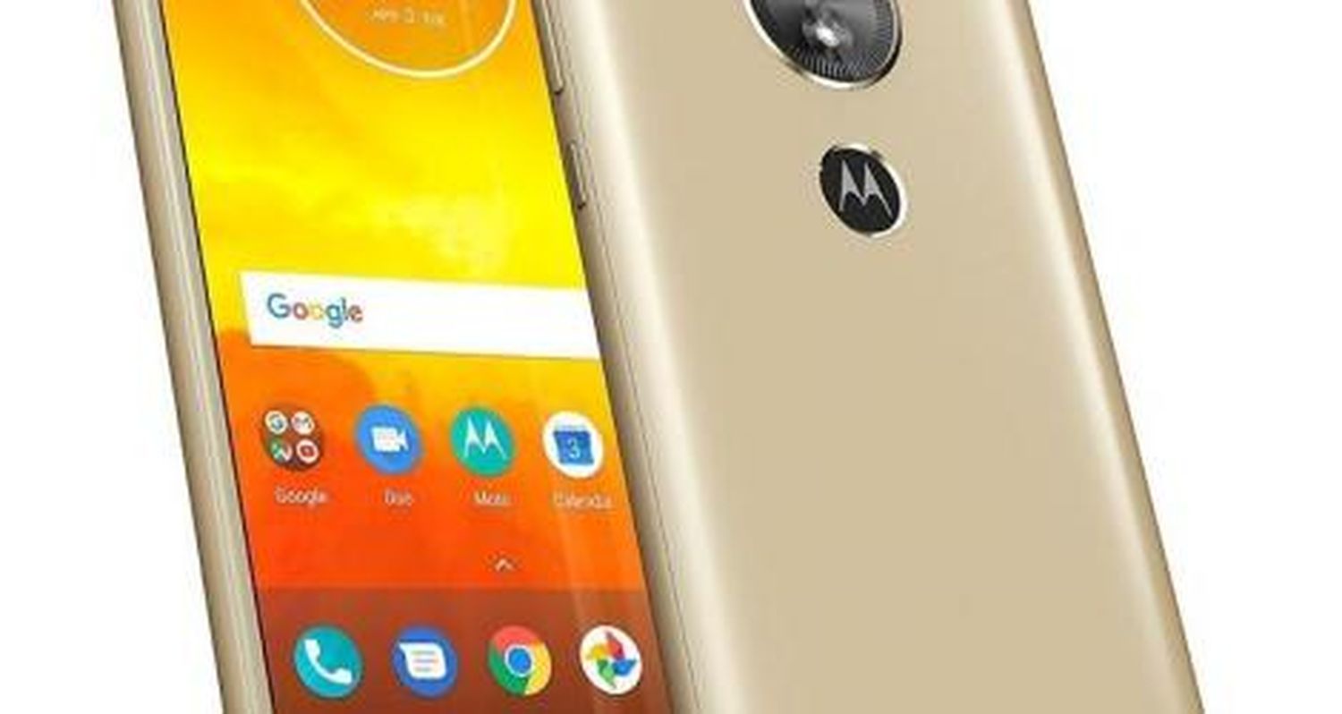 Adulto mayor busca el celular que perdió en la zona de Los Aromos