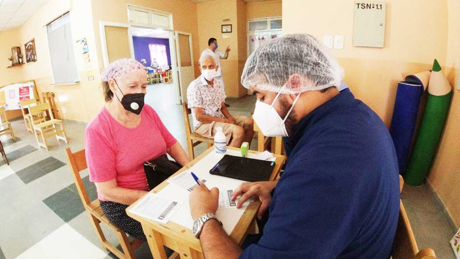 Covid-19: Aplicarán el segundo refuerzo
de vacunación a mayores de 50 años