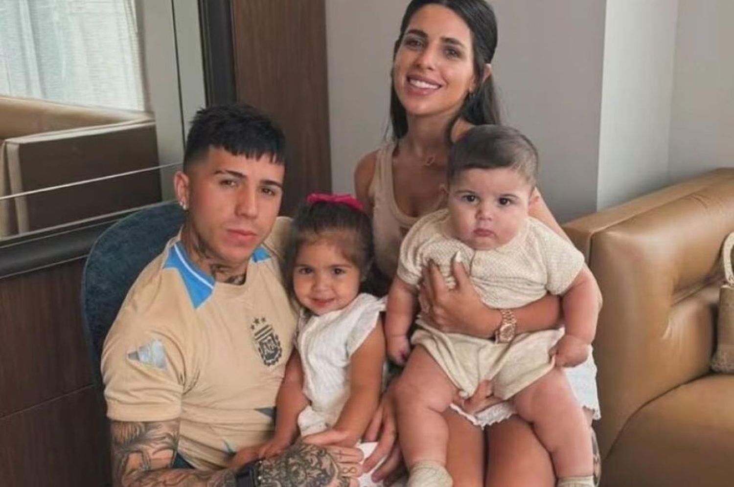 Valentina Cervantes y Enzo Fernandez junto a sus hijos.