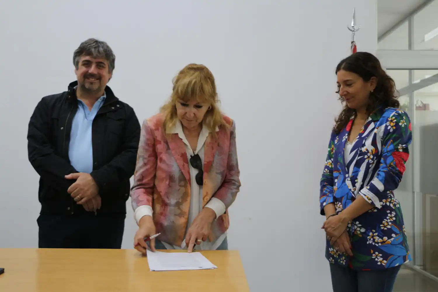 Cococcioni, Bosco y Di Gregorio durante la firma del convenio