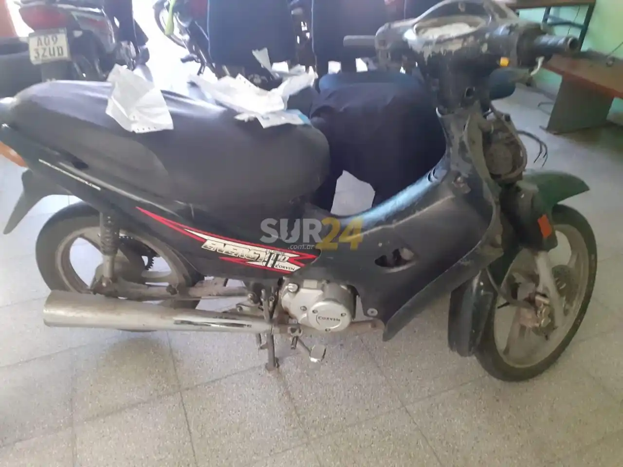 Sorprendidos con moto robada