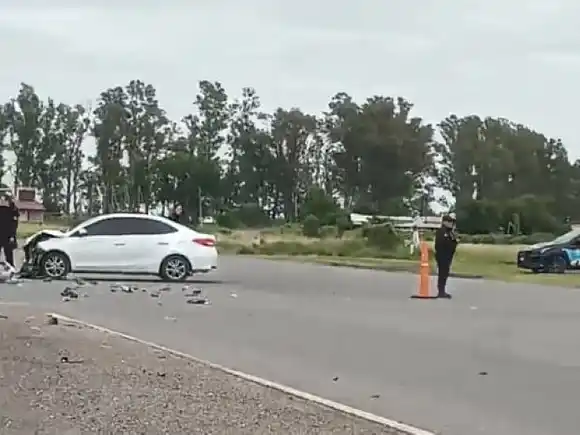 Una mujer lesionada tras un choque entre un auto y un camión en el cruce de Rutas 34 y 39