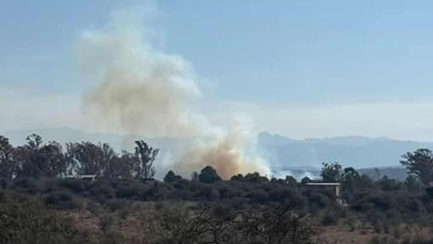 Bomberos combaten un importante incendio en Los Reartes
