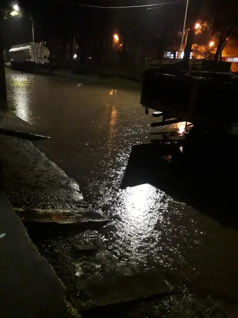 "Empieza a llover, y empieza a salir m…" contaron los vecinos de Pasteur al 1300.
