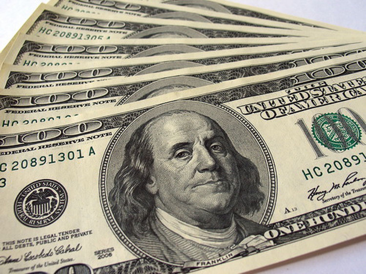 Dólar: Oficial sigue estable a $8,01 y blue sube a $10,40