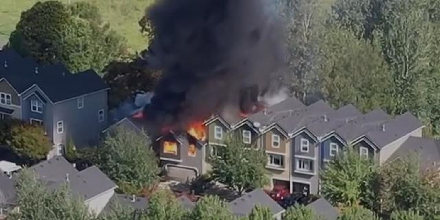 Small plane crashes into Oregon residential building