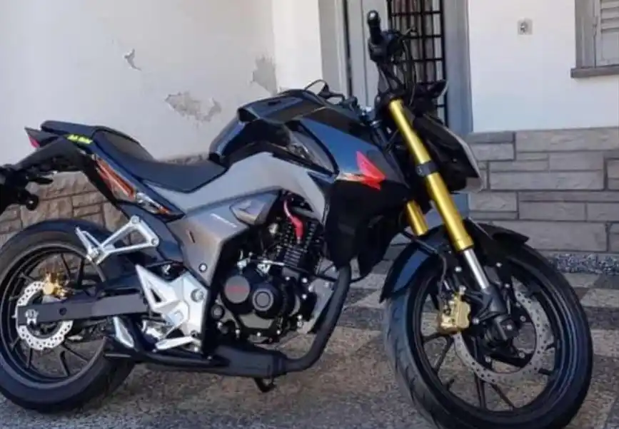 Es una Honda FZ 100 que había quedado estacionada frente al Bar Pool Don Guido.