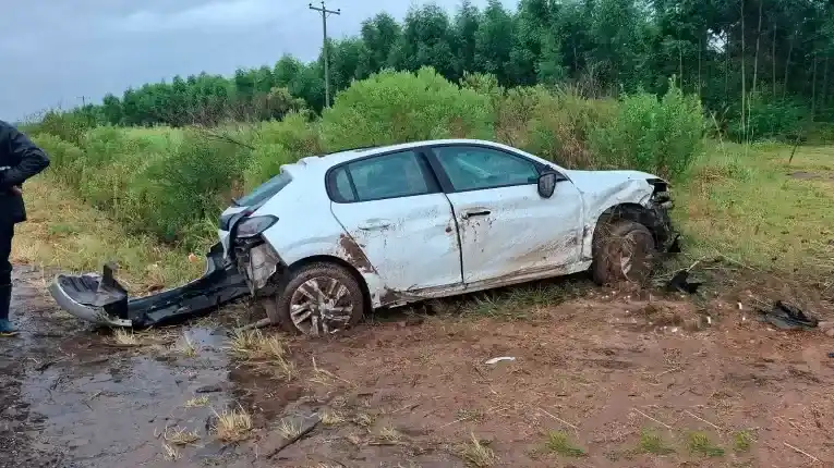 Una familia despistó en la Autovía Artigas: una pareja y dos niños fueron hospitalizados