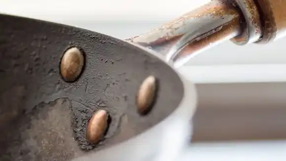 ¿Sartén oxidada?, la clave para limpiarla de forma segura y proteger tu salud