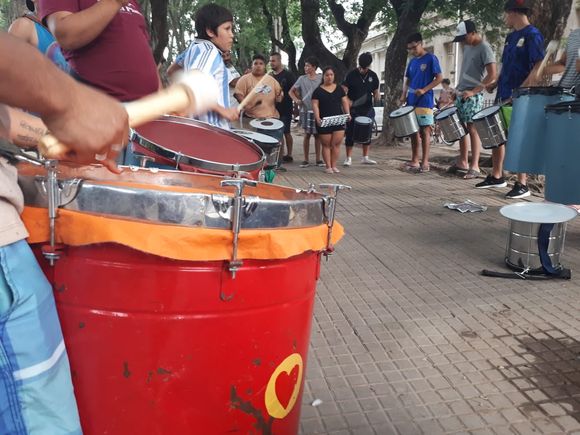 Comparsa de San Pedro: así ensaya la batucada en Plaza Constitución