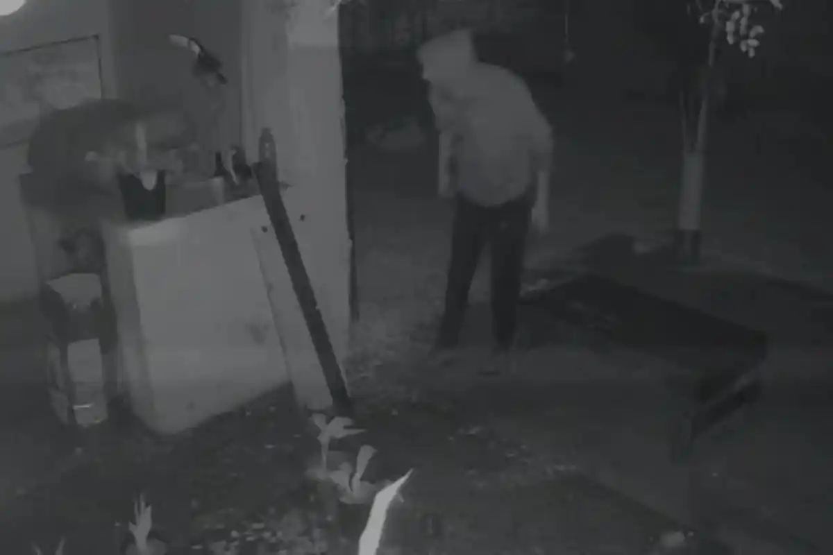 La cámara de vigilancia registró a uno de los ladrones en acción.