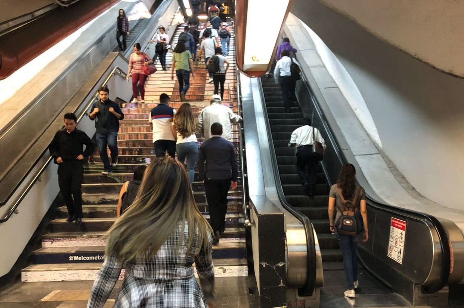 Video: se enloqueció la escalera mecánica, invirtió su sentido y 14 personas resultaron heridas