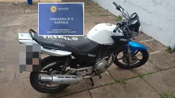 Hallaron una moto “abandonada” en pleno Bv. Santa Fe: tenía pedido de secuestro desde 2022