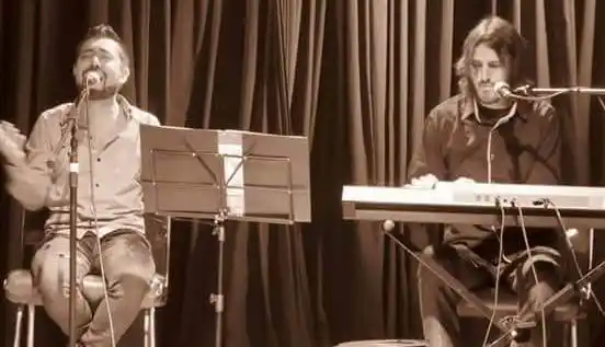 Noche de acústicos románticos con el dúo Juan y Santiago
