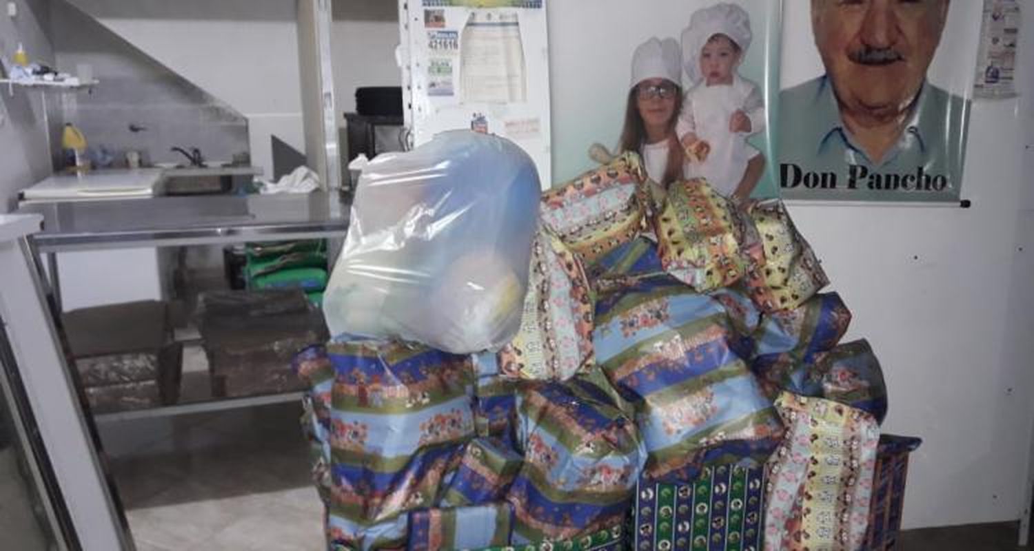 Cambió pizzas por juguetes y consiguió 70 artículos para donar a la Casa del Niño