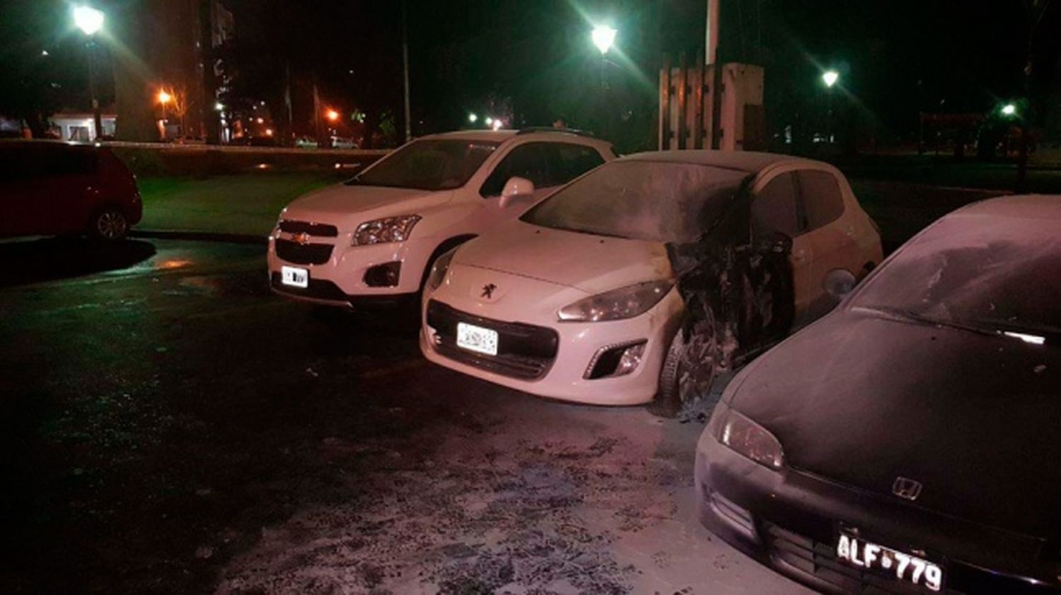 Incendiaron dos autos frente al Ministerio de Seguridad bonaerense