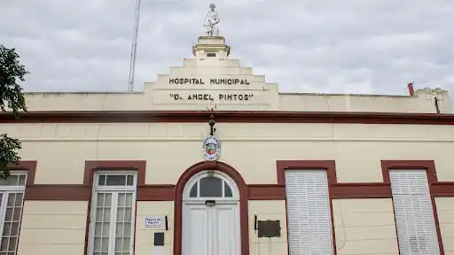 Azul: Apuñalaron a un médico en la puerta de su casa y el hospital suspendió las visitas
