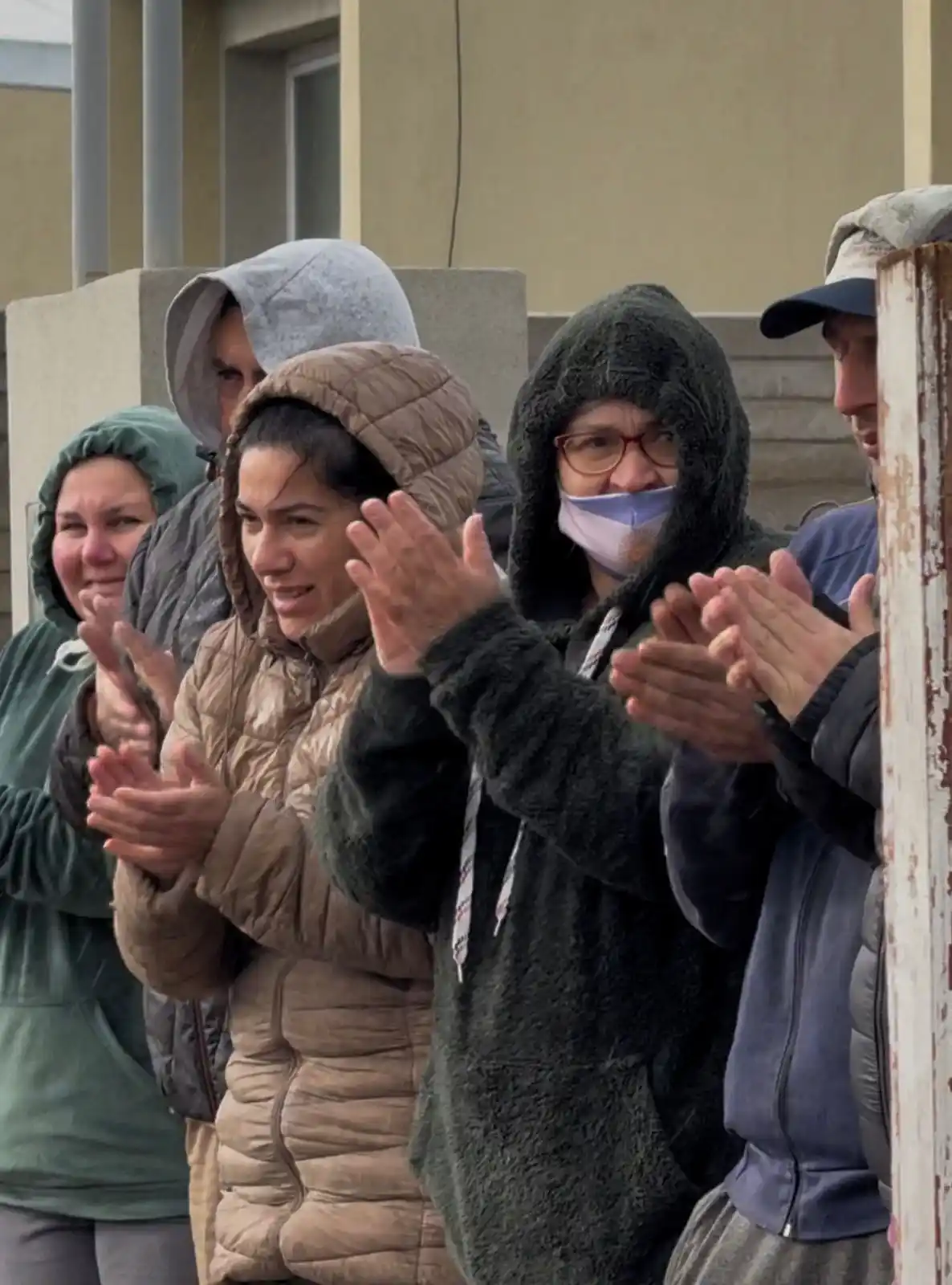Vecinos celebran que hay gas de red en el nuevo barrio de viviendas de Oriente