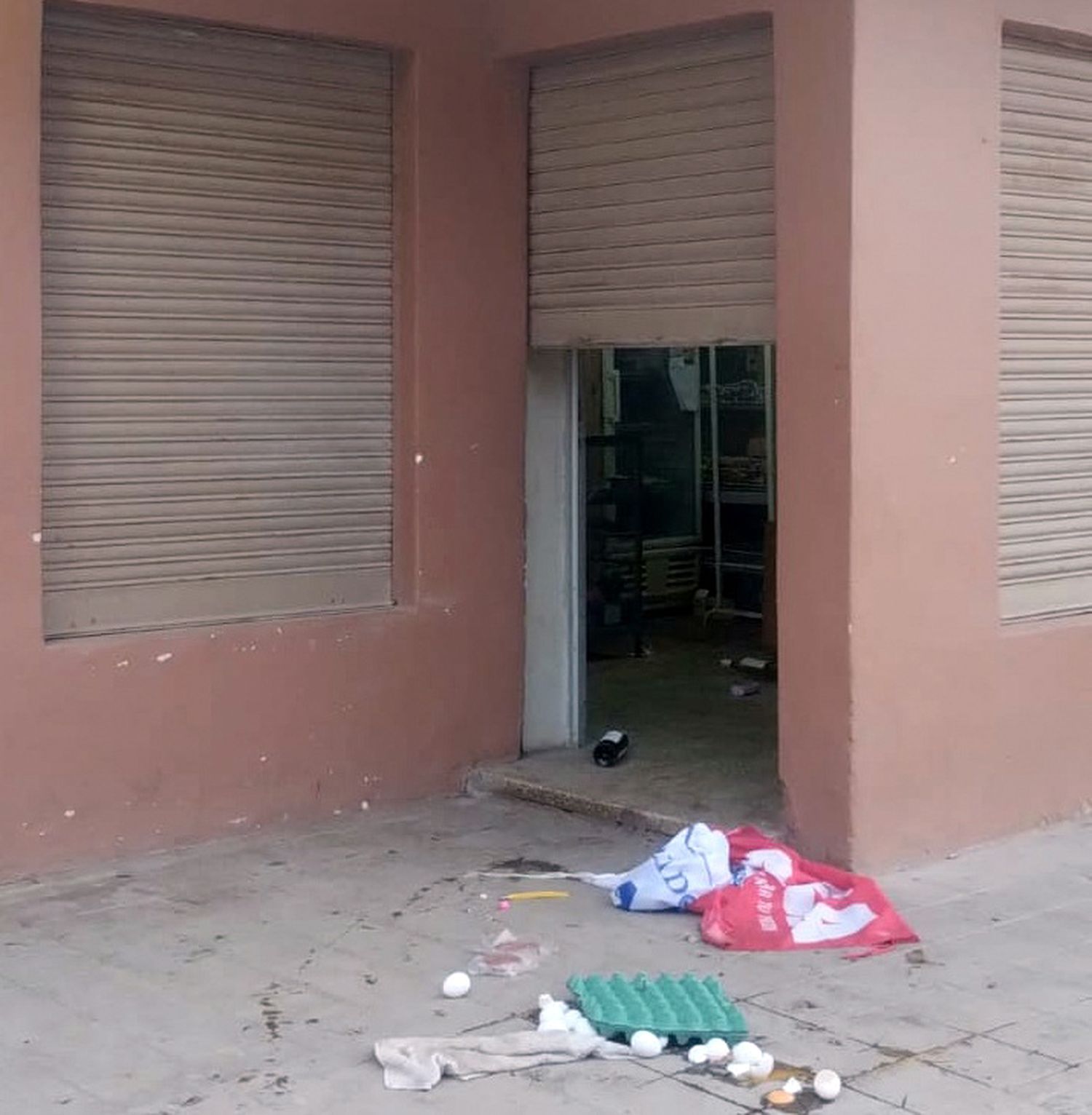 Daños. Los delincuentes forzaron la puerta para entrar