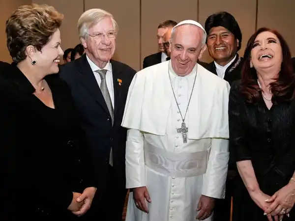 JMJ Brasil: Francisco le regaló a Cristina zapatos blancos para Néstor Iván