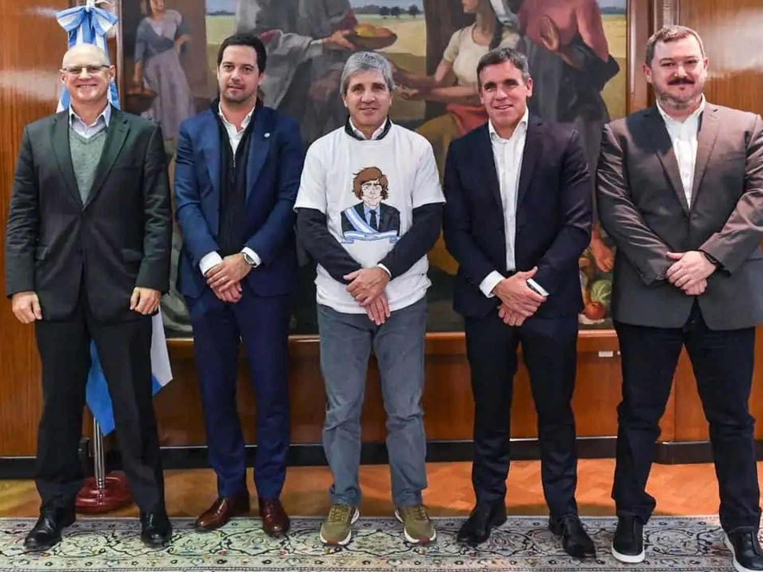 Caputo lució una remera muy especial al recibir a los directivos de una automotriz