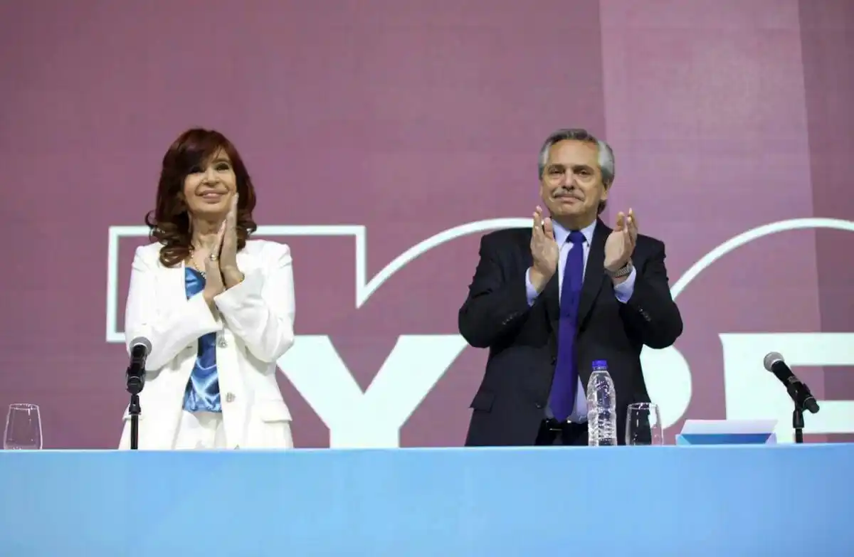 Alberto y Cristina se aferran a dos aliados: Macri y Milei