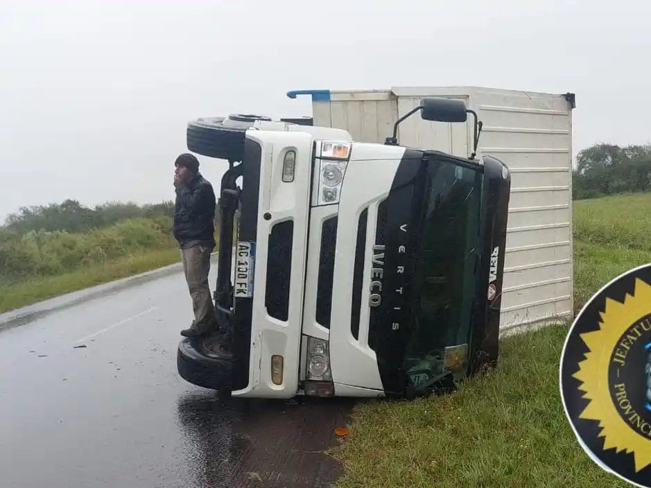 Vuelco de un camión en Ruta 22: no hubo heridos