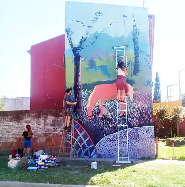 Artistas pintan murales en el barrio San Martín