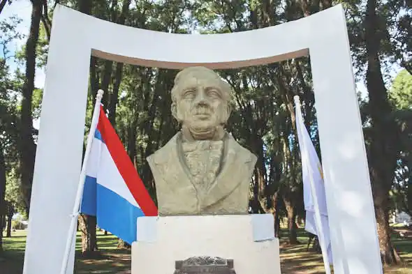 Monumento a Don Tomás de Rocamora en la plaza que lleva su nombre