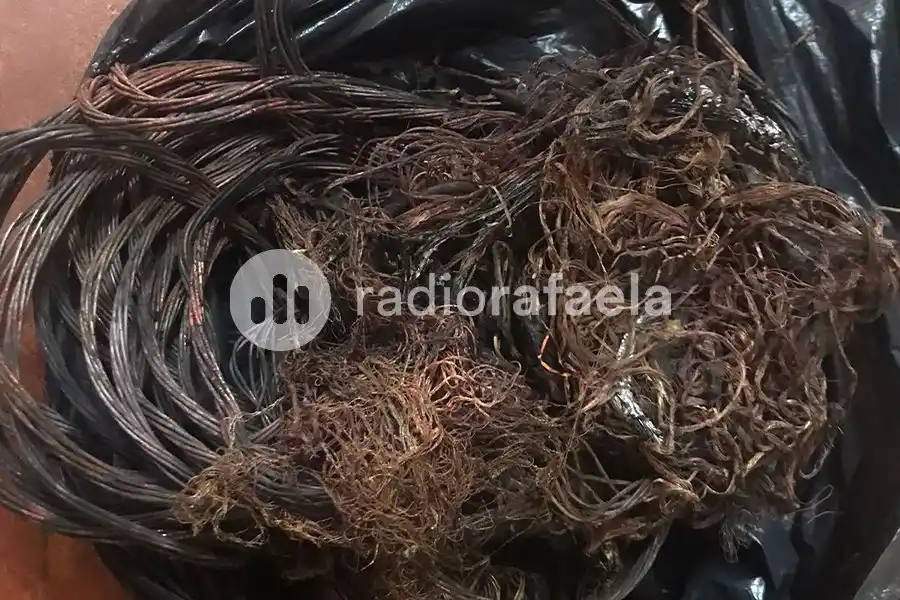 En medio de la ciudad tratando de quemar un objeto sospechoso 