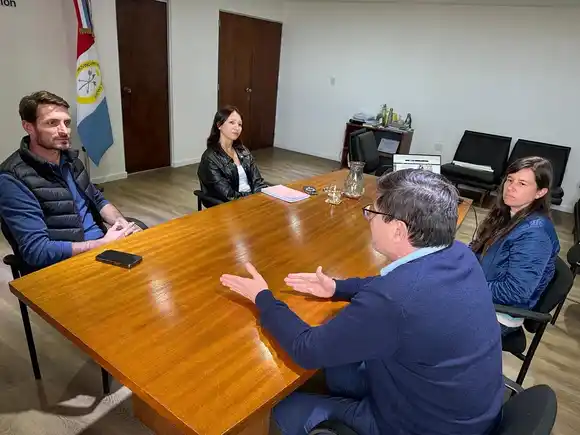 El intendente de San Vicente, Gonzalo Aira, se reunió con el ministro de Educación, José Goity