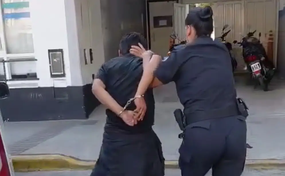 El sujeto se encontraba consumiendo bebidas alcohólicas en Catamarca y Chacabuco.
