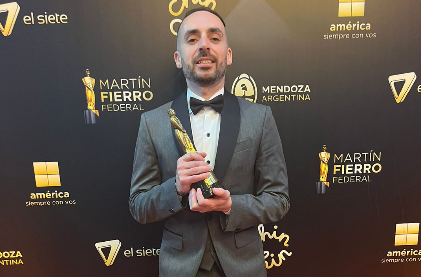 Juan Pablo Villa recibió el Martín Fierro Federal de Camino a Casa en la cateogía Periodístico.
