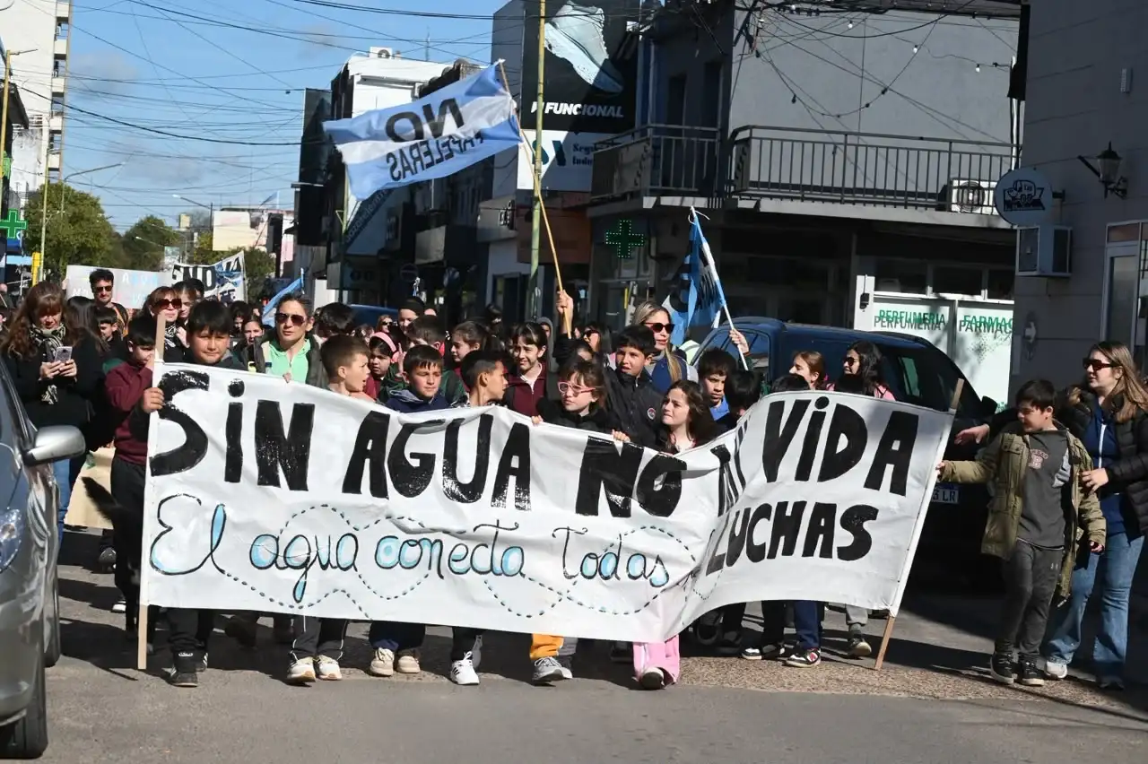 Un grito necesario: Decenas de alumnos marcharon bajo el lema "Sin agua no hay vida"