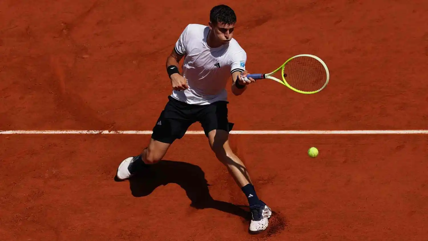 Histórico triunfo en Roland Garros: Juan Manuel Cerúndolo le ganó a un Sinner disminuido y avanzó de ronda