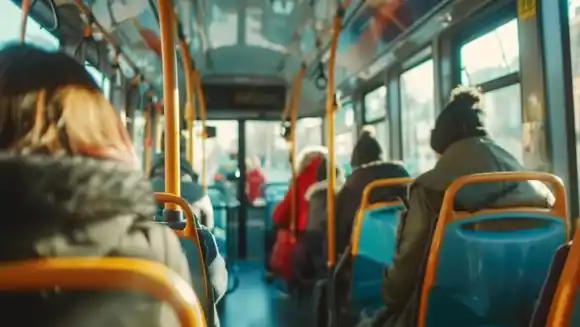 NO ES FICCIÓN: un conductor detuvo su autobús, discutió con dos pasajeros a bordo y los mató a tiros