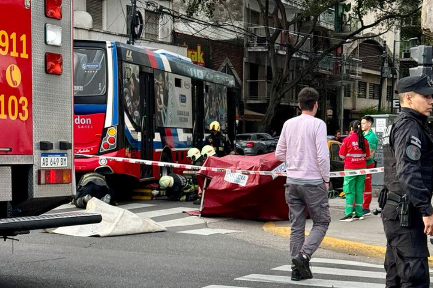 El área fue acordonada por los Bomberos de la Ciudad y la Policía Científica.