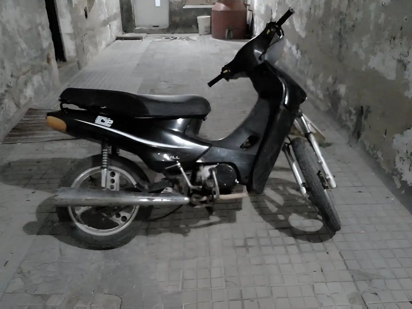 Así quedó la moto tras el accidente.