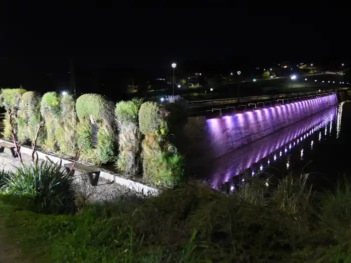 El Murallón del Dique se ilumina de rosa para concientizar sobre el cáncer de mama