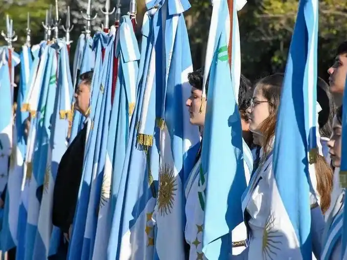 Insfrán encabezó el acto por el 210.o 
aniversario de la Independencia Nacional