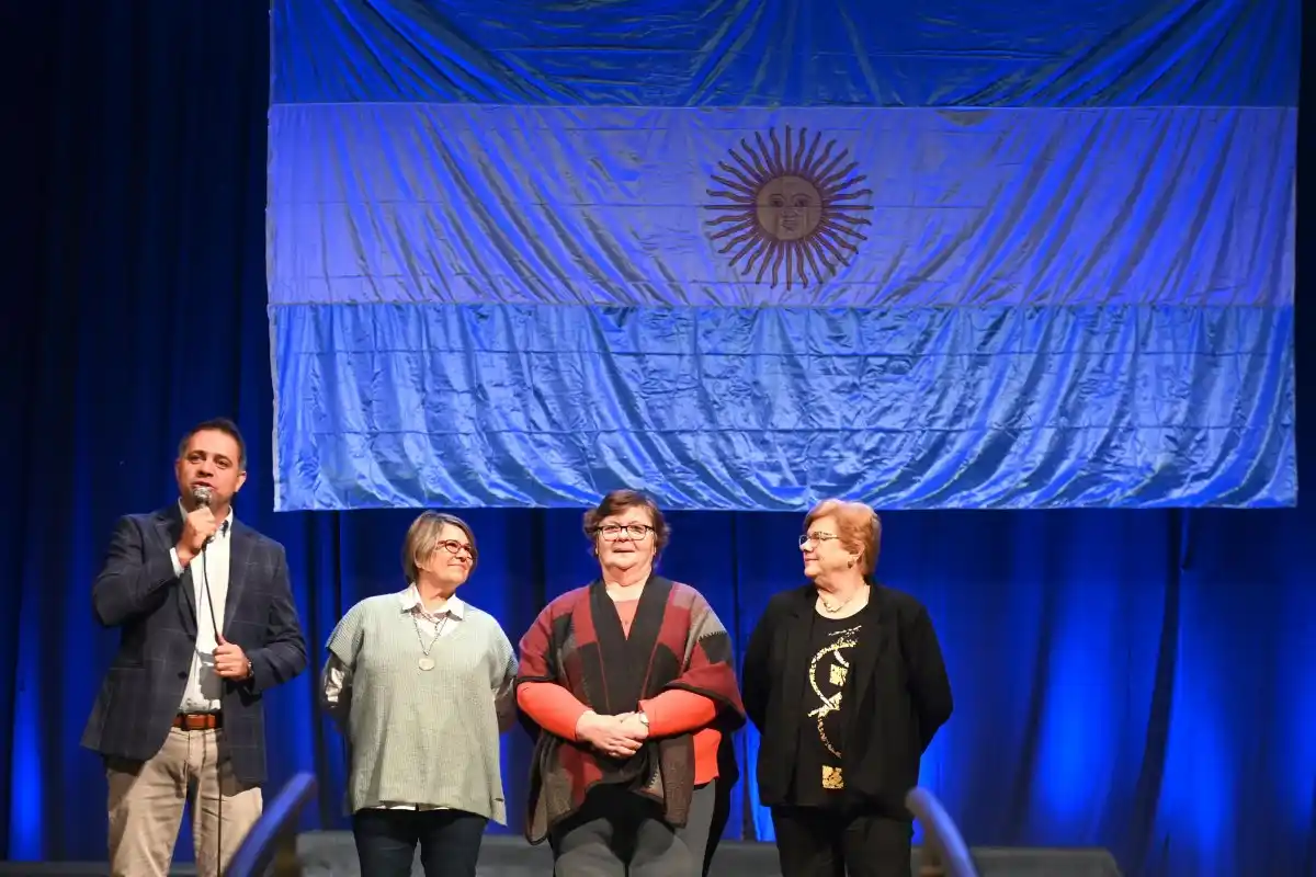 Homenajearon a 65 docentes jubilados de la ciudad