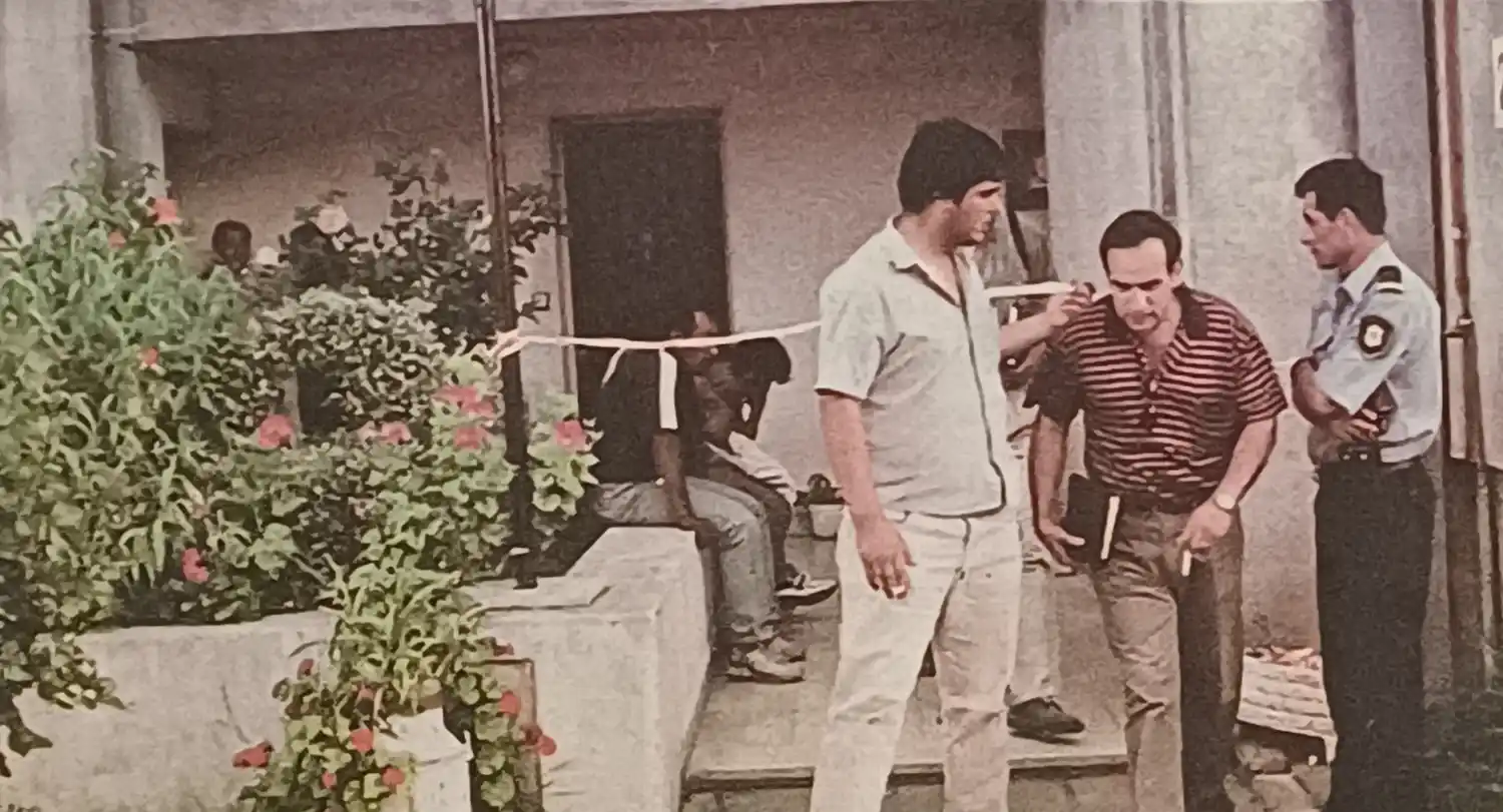 Personal judicial y de la policía frente a la vivienda donde se perpetró el femicidio.