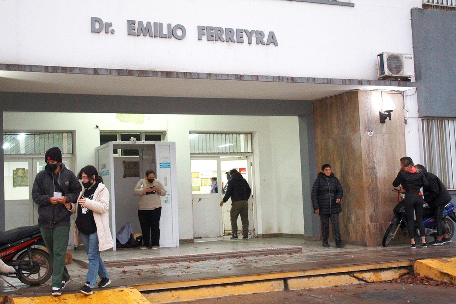 En la guardia. Del nosocomio se recibió anoche al motociclista lesionado