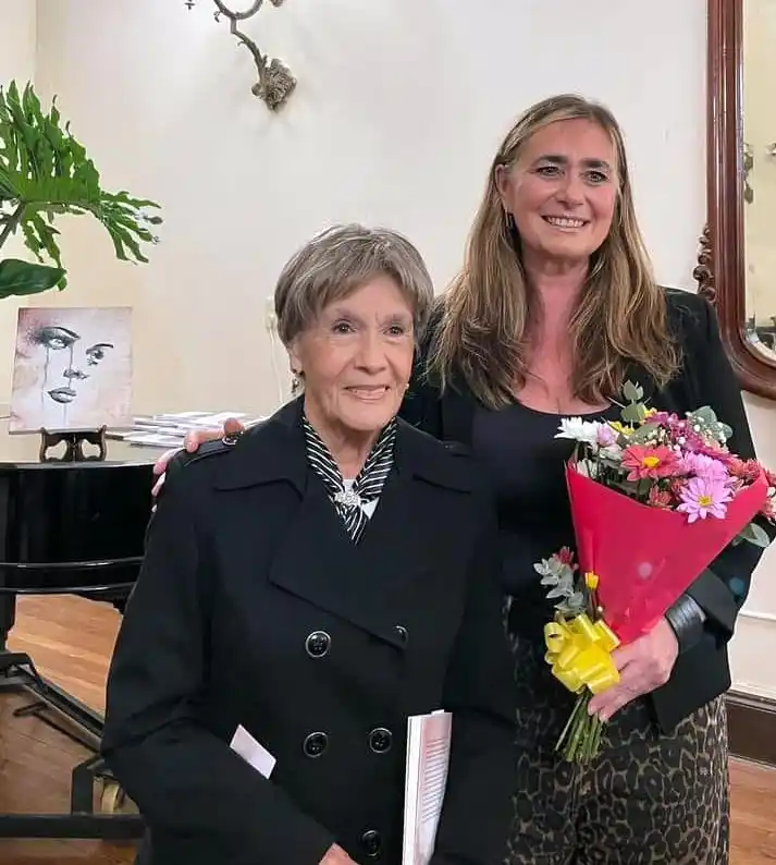 Tuky Carboni  en la presentación de novelas de Alejandra Jonte-