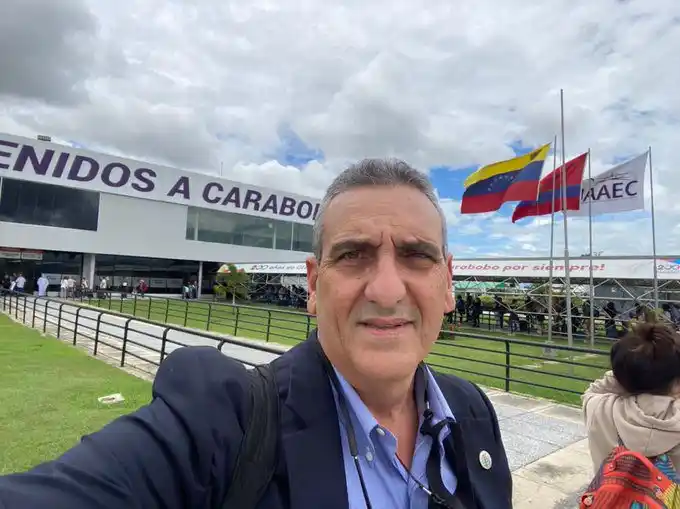 Después de tres años en el exilio, Enzo Escarano regresa a Venezuela